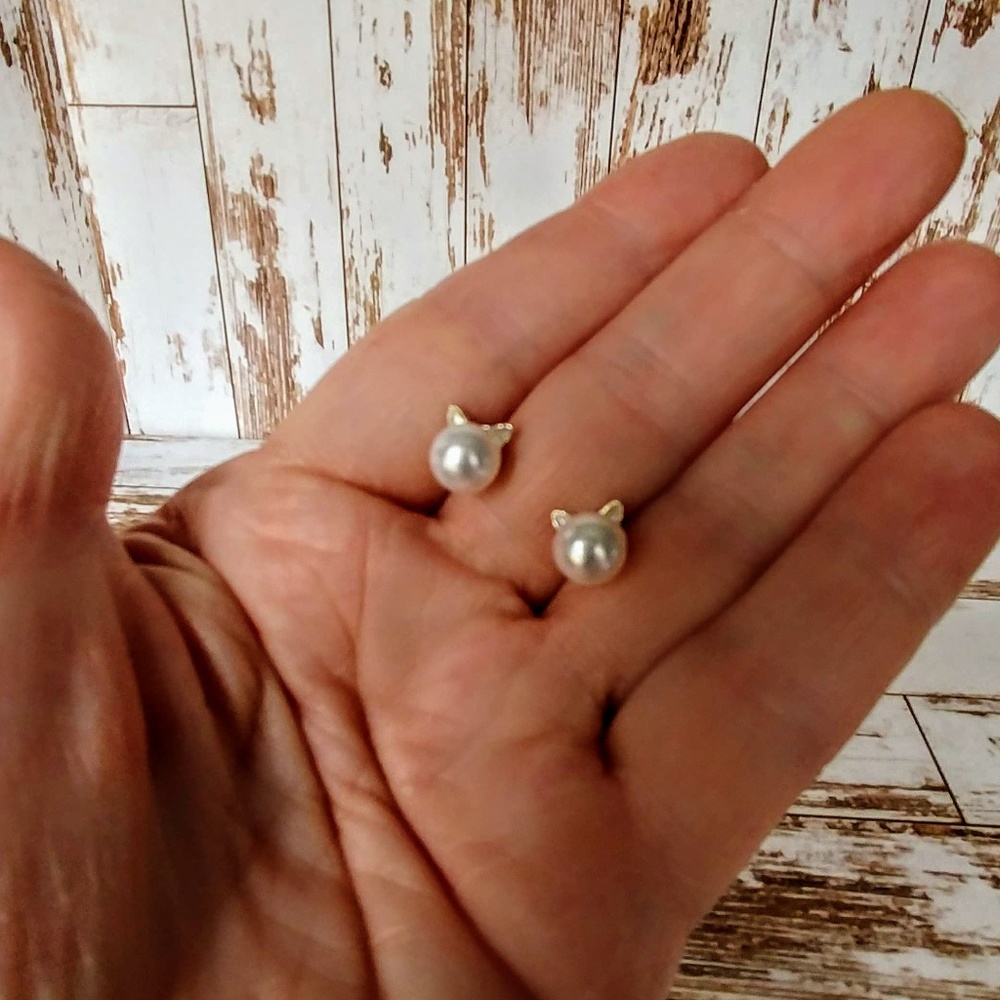 Pearly Cat Earrings - Picture 3 of 6